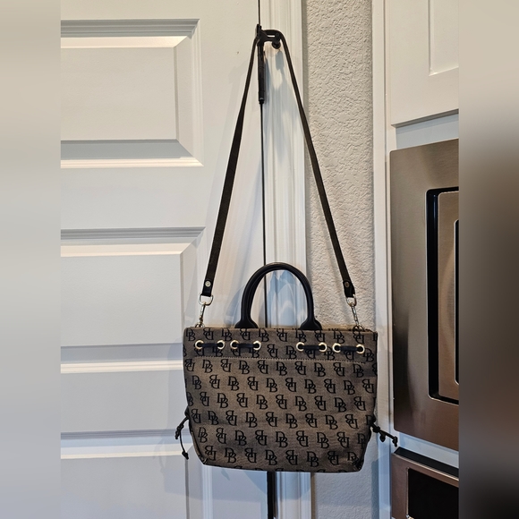 Dooney & Bourke Signature Logo Handbag with Crossbody Strap EUC - Picture 3 of 7